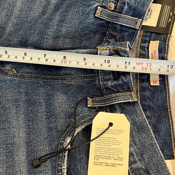 Levi's Middy Straight leg In Medium Wash Mid Rise Straight Leg Size 30 - Picture 11 of 14